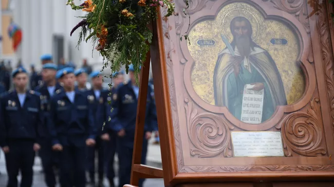 Военнослужащие во время крестного хода в честь пророка Божия Илии, проходящего в рамках праздничных мероприятий, посвященных 89-й годовщине со дня образования ВДВ, в Москве. 2 августа 2019