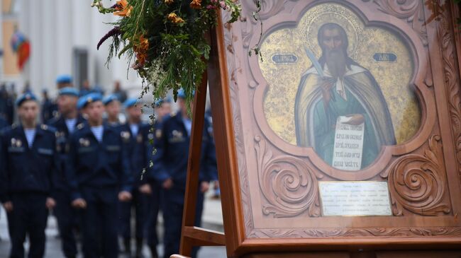 Военнослужащие во время крестного хода в честь пророка Божия Илии, проходящего в рамках праздничных мероприятий, посвященных 89-й годовщине со дня образования ВДВ, в Москве. 2 августа 2019