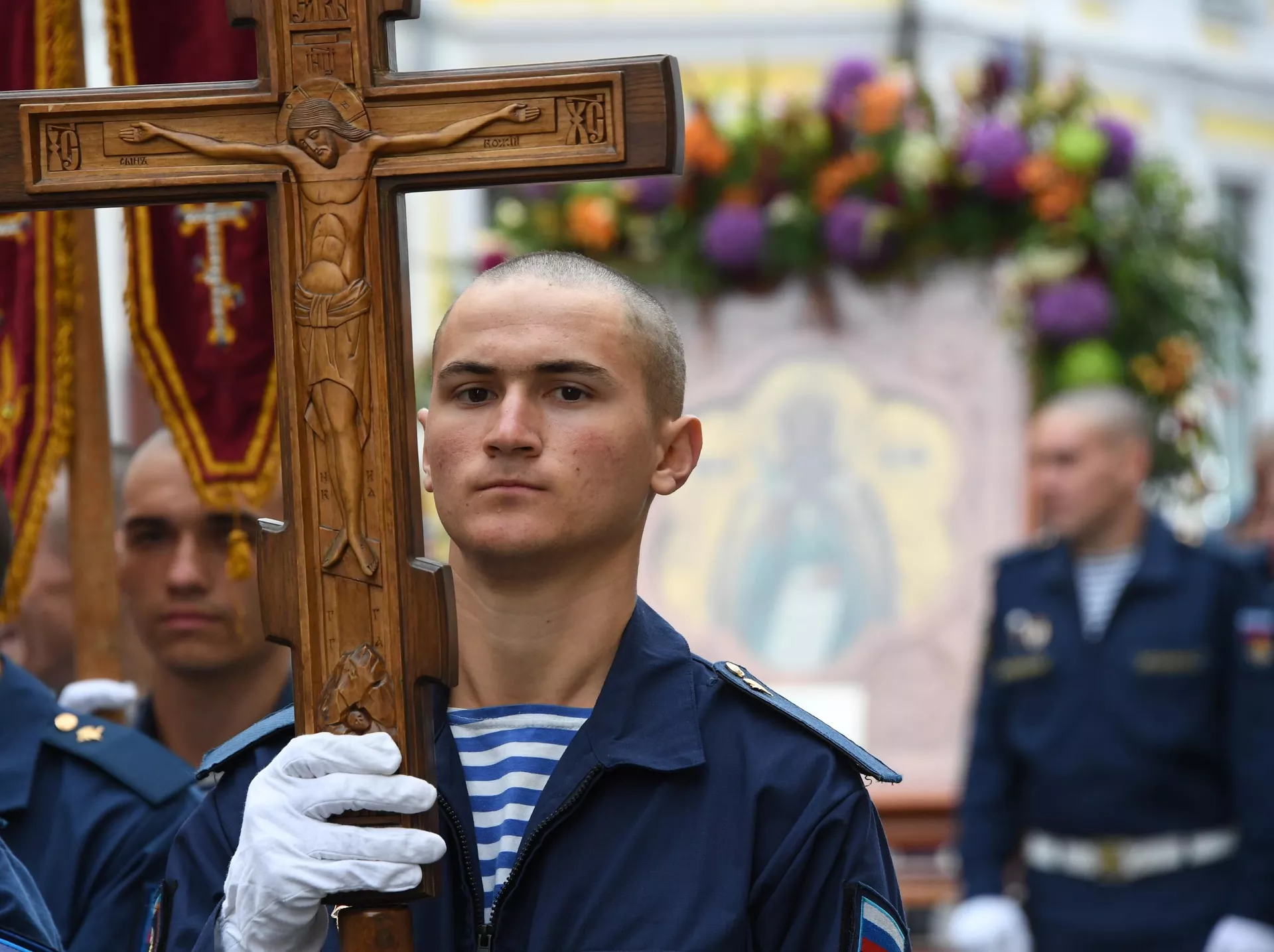 Военнослужащие во время крестного хода в честь пророка Божия Илии, проходящего в рамках праздничных мероприятий, посвященных 89-й годовщине со дня образования ВДВ, в Москв - РИА Новости, 1920, 23.07.2020