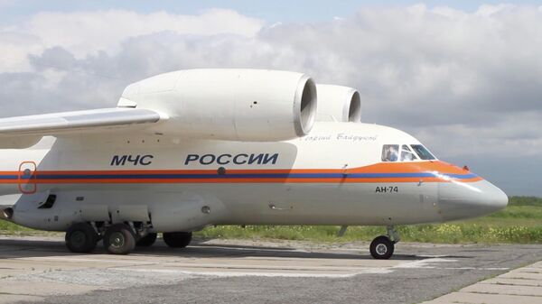 Самолет Ан-74 с сотрудниками ГУ МЧС России