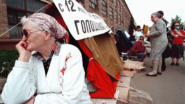 Пожилая женщина во время объявления голодовки. 1997 год 