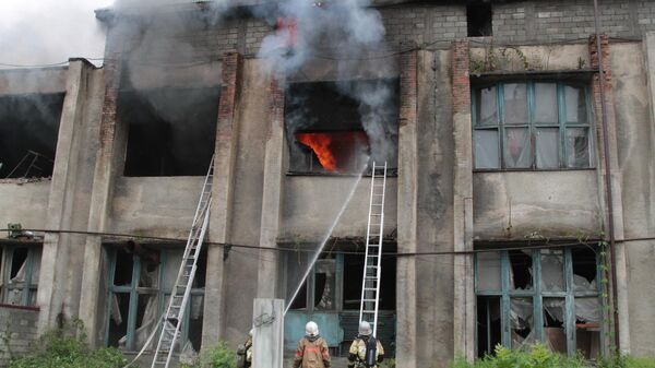 Сотрудники противопожарной службы тушат пожар в цехе по обработке шерсти во Владикавказе