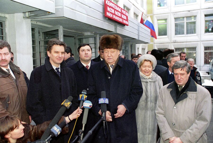 Президент России Борис Ельцин и его супруга Наина Ельцина на избирательном участке дают интервью после голосования