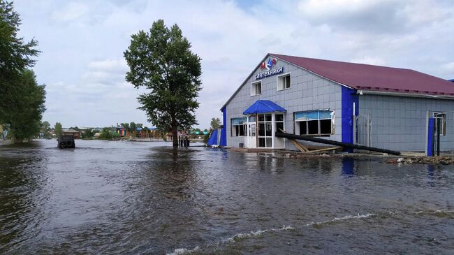 Затопленная улица в городе Тулун в Иркутской области