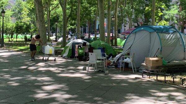 Палаточный городок бездомных у музея Прадо в Мадриде, Испания