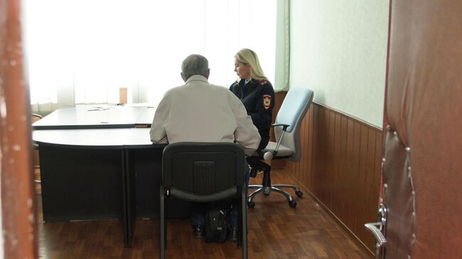 Житель Луганска в отделении миграционной службы самопровозглашенной ЛНР подает заявление на получение российского гражданства