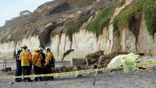 Спасатели на месте обрушения скалы на пляже в Энсинитас, Калифорния. 2 августа 2019