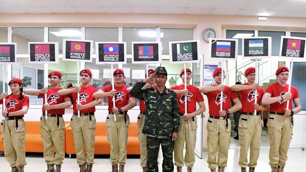 Юнармейцы держат таблички с флагами стран-участниц международных армейских игр АрМИ - 2019