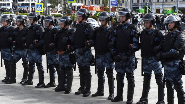 Сотрудники полиции обеспечивают порядок во время несанкционированной акции в поддержку незарегистрированных кандидатов в Мосгордуму. 3 августа 2019