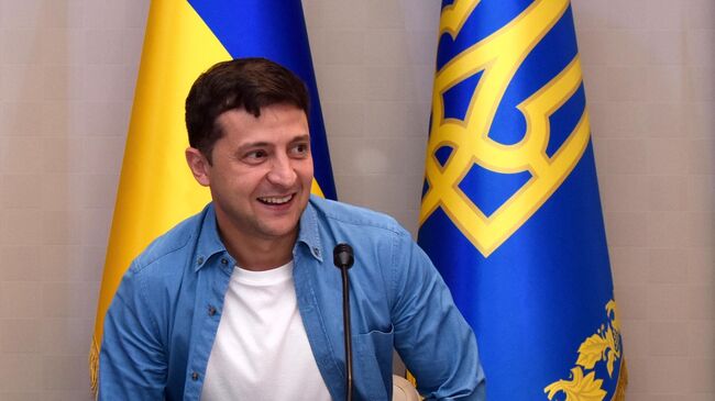 Президент Украины Владимир Зеленский во время посещения школы депутатов  партии Слуга народа в Трускавце