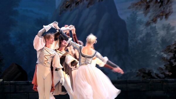 Артисты Новосибирского театра балета во время репетиции спектакля Лебединое озеро в Большом театре в Москве 