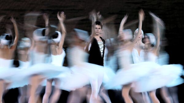 Артисты Новосибирского театра балета во время репетиции спектакля Лебединое озеро в Большом театре в Москве