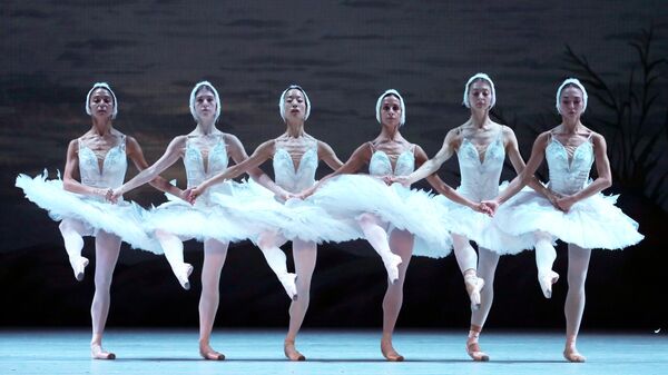 Артисты Новосибирского театра балета во время репетиции спектакля Лебединое озеро в Большом театре в Москве