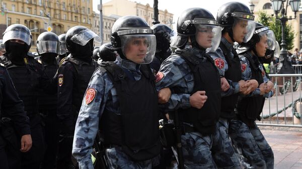 Правоохранители обеспечивают порядок во время несанкционированной акции в поддержку незарегистрированных кандидатов в Мосгордуму. 3 августа 2019 