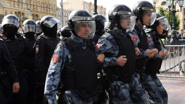 Сотрудники Росгвардии обеспечивают порядок во время несанкционированной акции в поддержку незарегистрированных кандидатов в Мосгордуму 