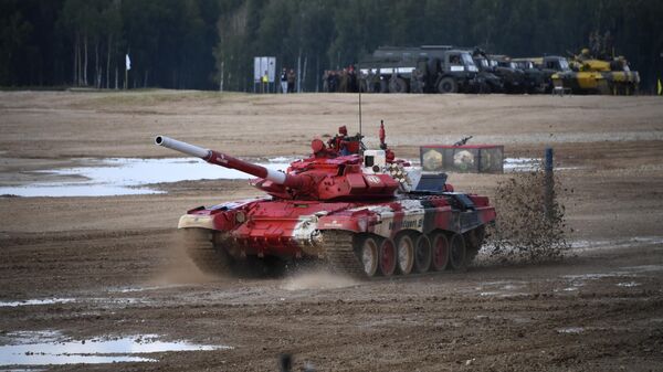 Танк Т-72Б3 команды армии Белоруссии на дистанции соревнований Танкового биатлона