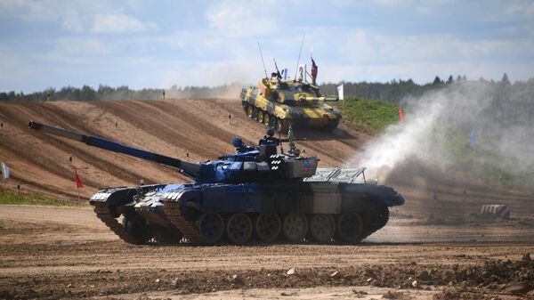 Танк Т-72Б3 команды армии Азербайджана на дистанции соревнований Танкового биатлона