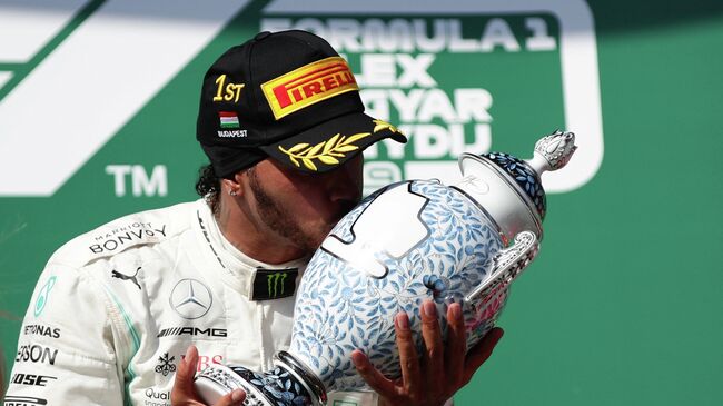 Британский пилот команды Формулы-1 Мерседес Льюис Хэмилтон