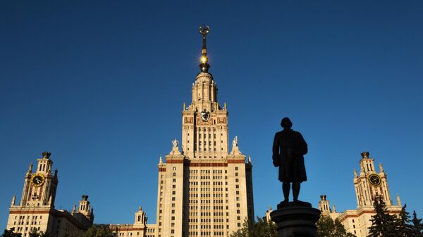 Памятник М.В. Ломоносову перед главным зданием Московского государственного университета на Воробьевых горах в Москве