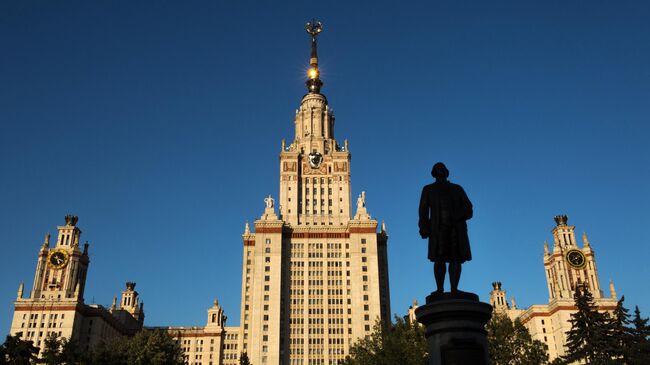 Памятник М.В. Ломоносову перед главным зданием Московского государственного университета на Воробьевых горах в Москве