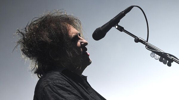 Лидер британской группы The Cure Роберт Смит во время выступления на музыкальном фестивале Пикник Афиши