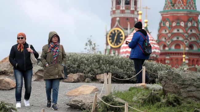 Жители Москвы в парке Зарядье