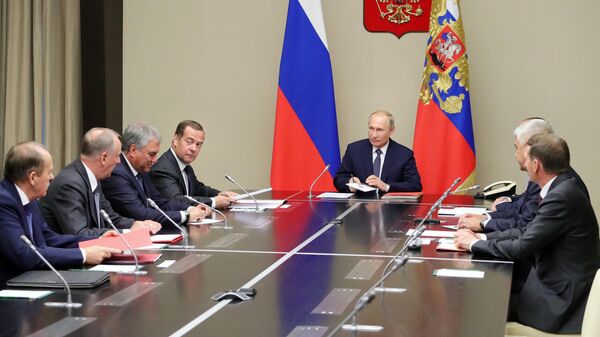 Президент РФ Владимир Путин и председатель правительства РФ Дмитрий Медведев на совещании с постоянными членами Совета безопасности РФ