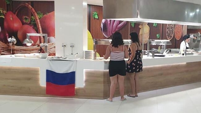 Флаг России в ресторане отеля на побережье Коста-Дорада в Испании