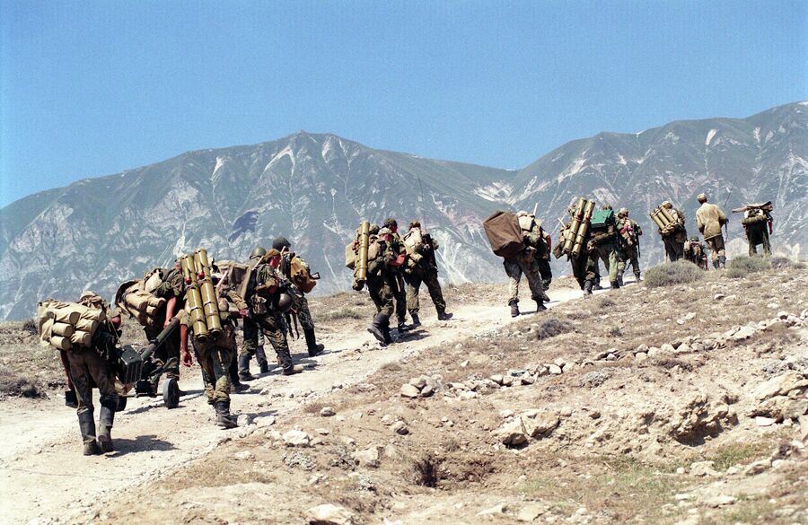 Подразделения ВДВ РФ на территории Дагестана в связи с вторжением в Ботлихский район вооруженных бандформирований с территории Чечни. 23 августа 1999 года