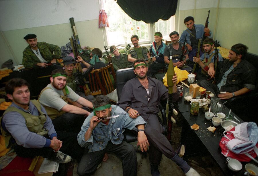 Представители чеченских вооруженных формирований в одном из домов в центре Грозного