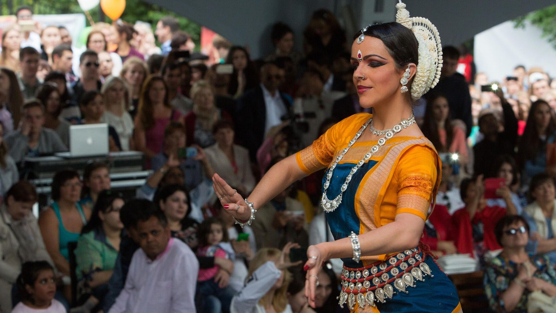 Девушка на фестивале индийской культуры Indian culture Fest 2016, проходящем в парке культуры и отдыха Сокольники в Москве  - РИА Новости, 1920, 14.06.2022