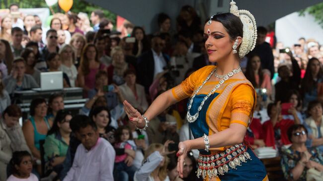 Девушка на фестивале индийской культуры Indian culture Fest 2016, проходящем в парке культуры и отдыха Сокольники в Москве 