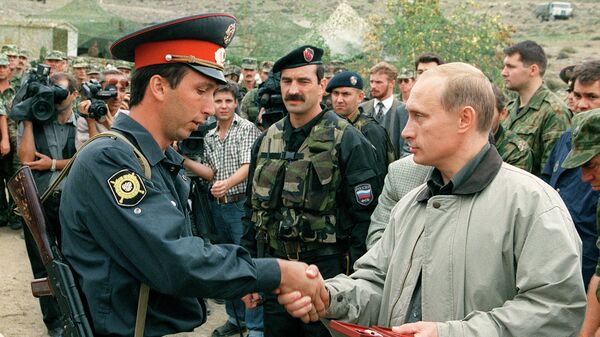 Владимир Путин во время визита в Ботлихский район Дагестана. 27 августа 1999 
