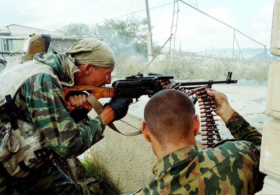 Военнослужащие МВД России во время боевых действий у села Карамахи, Дагестан 