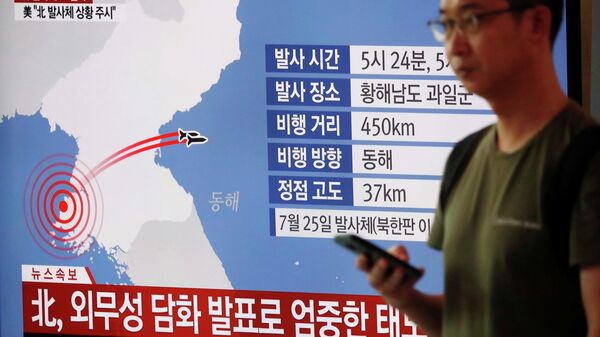 Схема запуска неопознанных снарядов с территории КНДР на экране телевизора во время выпуска новостей в Сеуле. 