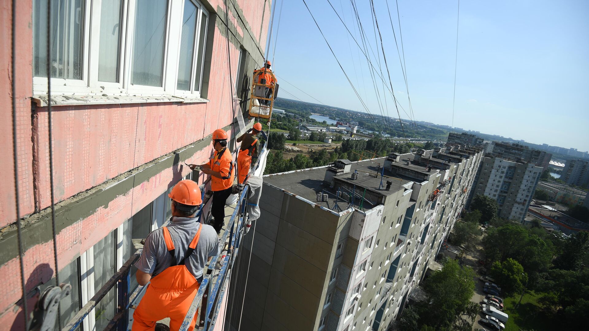 Рабочие проводят ремонт жилого дома в московском районе Капотня - РИА Новости, 1920, 29.09.2020