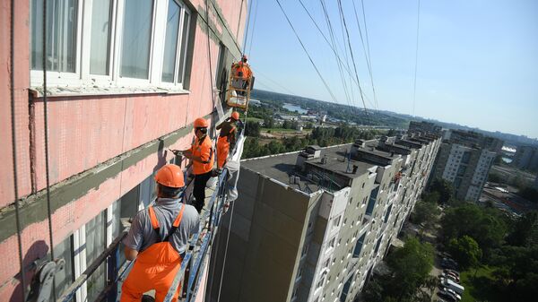 Рабочие проводят ремонт жилого дома в московском районе Капотня
