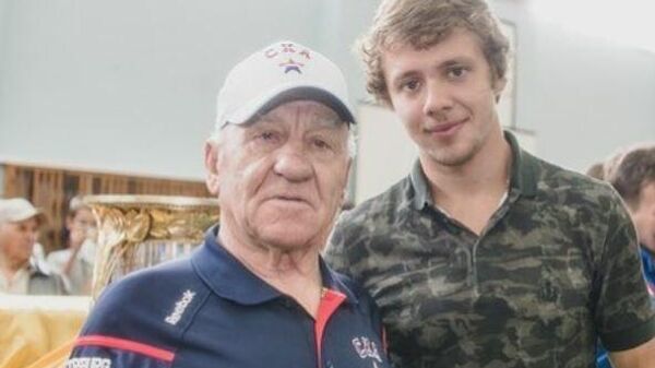 Российский хоккеист Артемий Панарин с дедушкой
