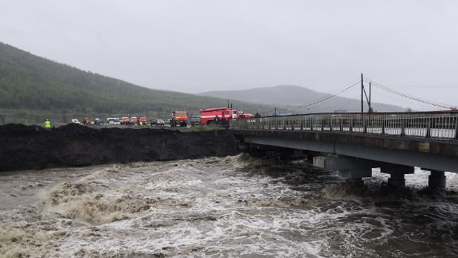 Размытие дорог в Магаданской области в результате паводков Размытие дорог в Магаданской области в результате паводков