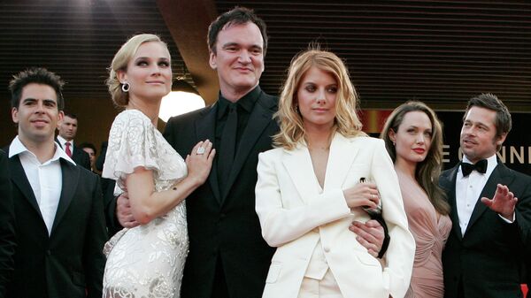 Режиссер Квентин Тарантино позирует с актерами перед показом фильма Бесславные ублюдки во время 62-го Международного кинофестиваля в Каннах. 20 мая 2009 года