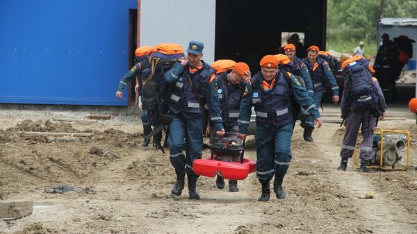 Сотрудники МЧС России во время работ по ликвидации последствий и подготовки к очередной волне паводка на Дальнем Востоке