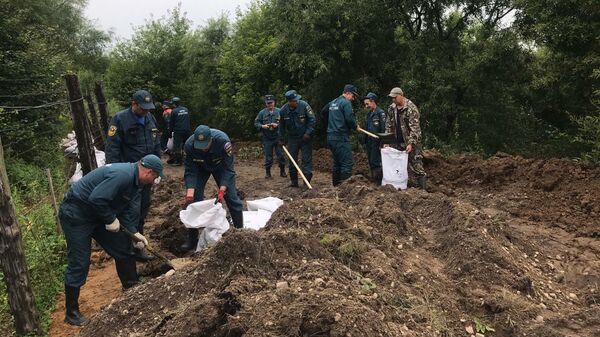 Сотрудники МЧС России во время работ по ликвидации последствий и подготовки к очередной волне паводка на Дальнем Востоке
