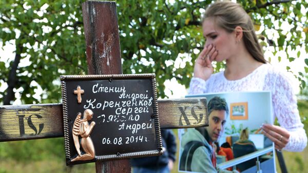 Девушка во время траурной церемонии на месте гибели фотокорреспондента Международного информационного агентства Россия сегодня Андрея Стенина
