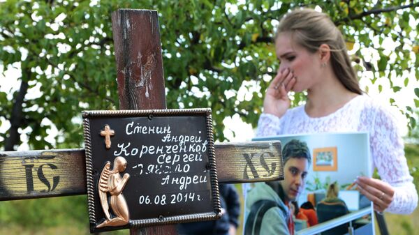 Девушка во время траурной церемонии на месте гибели фотокорреспондента Международного информационного агентства Россия сегодня Андрея Стенина