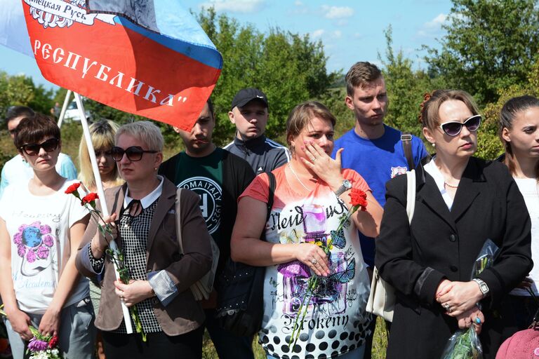 Участники траурной церемонии на месте гибели фотокорреспондента Международного информационного агентства Россия сегодня Андрея Стенина