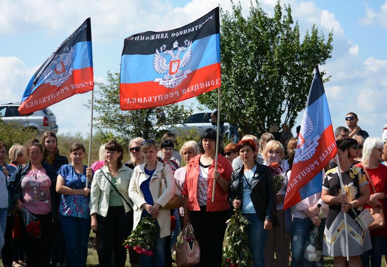 Участники траурной церемонии на месте гибели фотокорреспондента Международного информационного агентства Россия сегодня Андрея Стенина