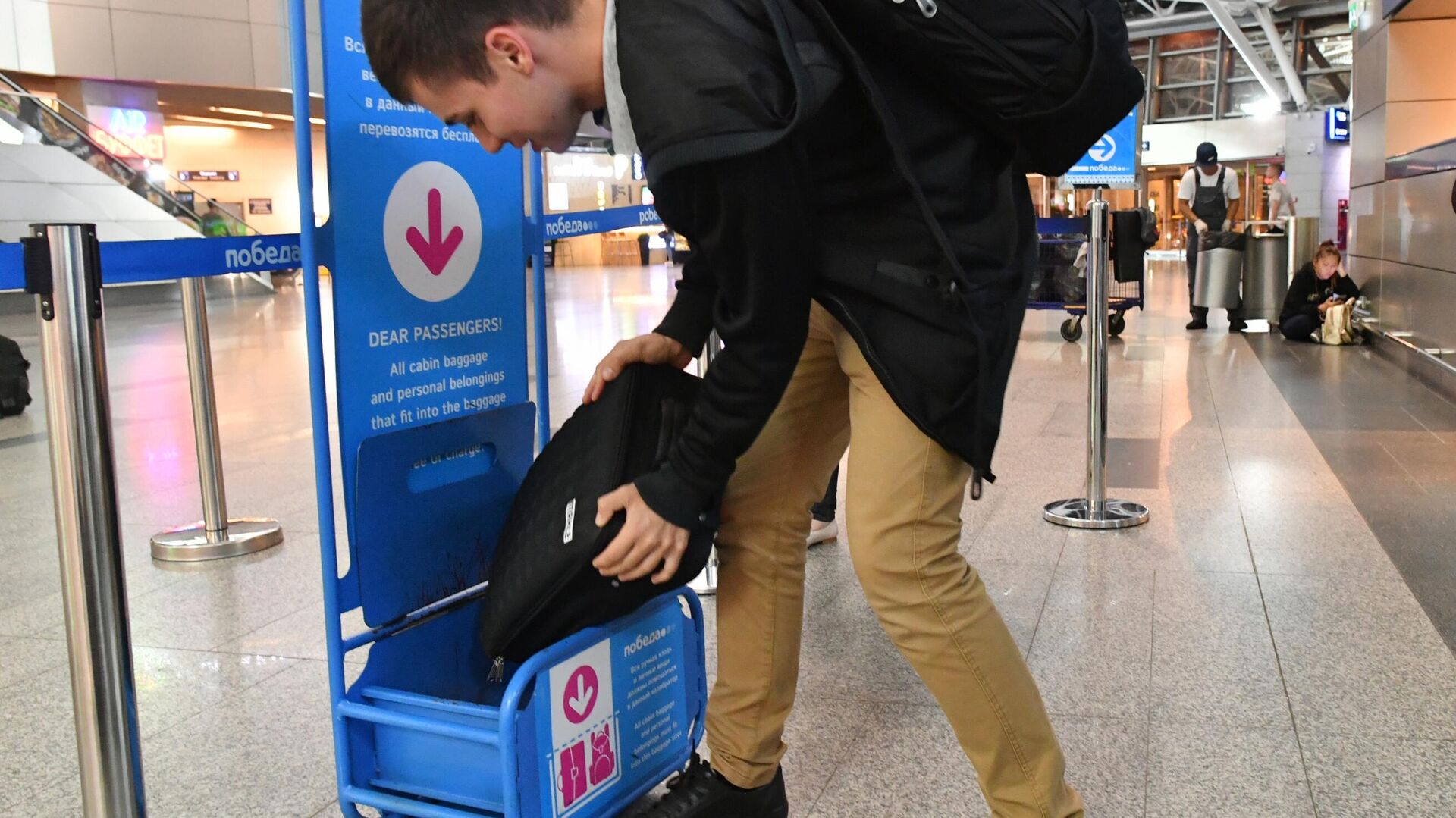 Пассажир использует калибратор багажа возле стойки регистрации авиакомпании Победа в аэропорту Внуково имени А. Н. Туполева - РИА Новости, 1920, 11.02.2022
