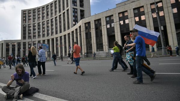 Участники акции в поддержку независимых кандидатов в Московскую городскую думу на проспекте Сахарова в Москве