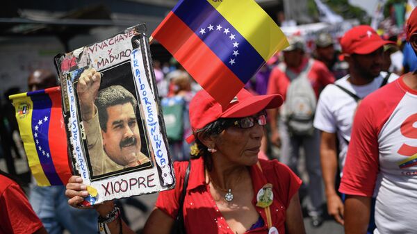 Участница акции в поддержку легитимного президента Венесуэлы Николаса Мадуро в Каракасе