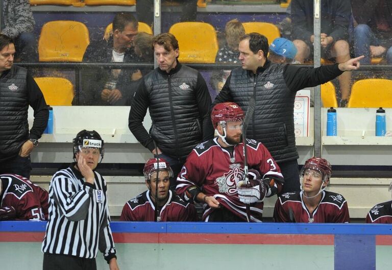 Бен Маршалл (снизу) и тренерский штаб рижского Динамо